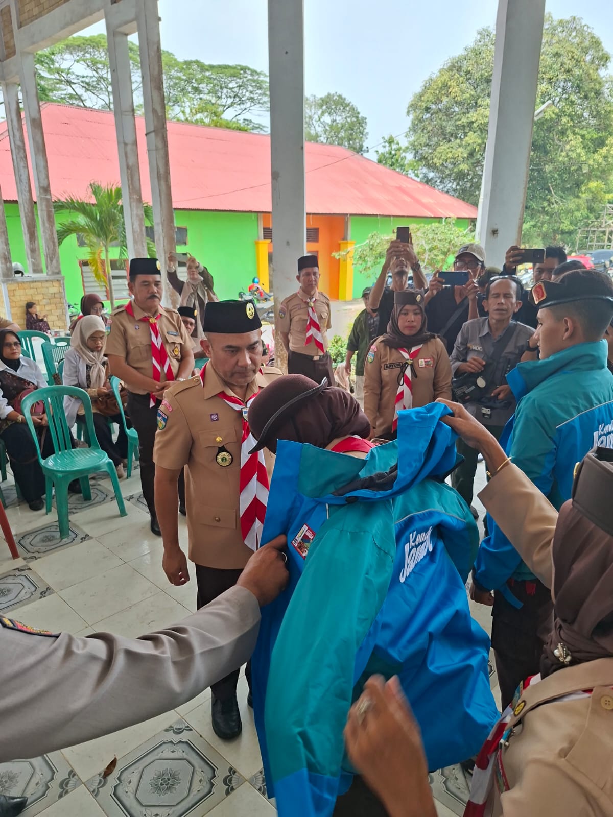 penyematan jaket kontingen dalam acara Jambore Nasional (Jamnas) Pramuka dilakukan secara simbolis oleh pejabat daerah