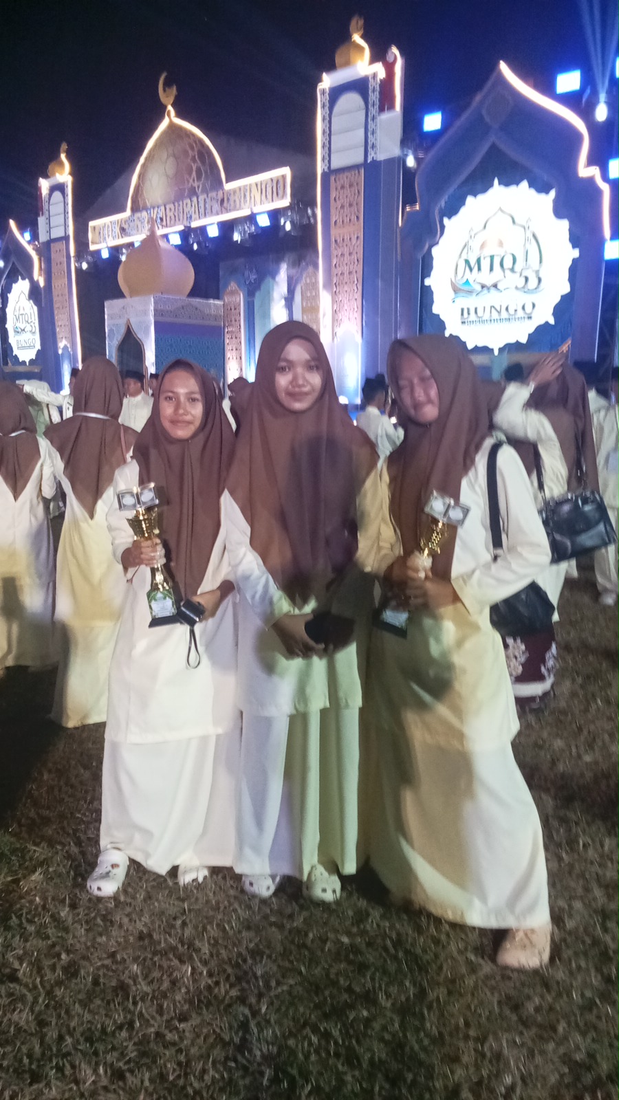 Tiara Laili, juara 1 lomba kaligrafi dekorasi
